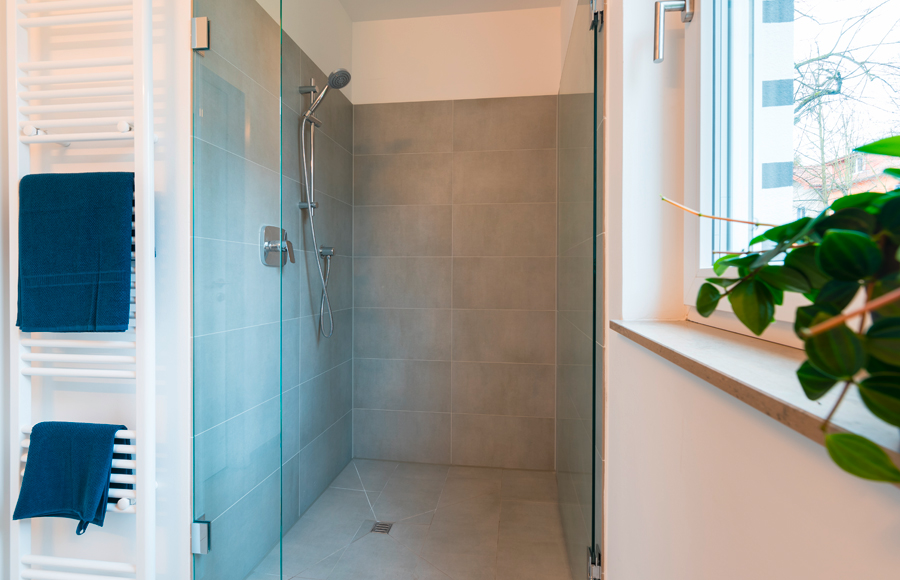Campus am Filmpark - große Dusche im modernen Badezimmer eines Apartments