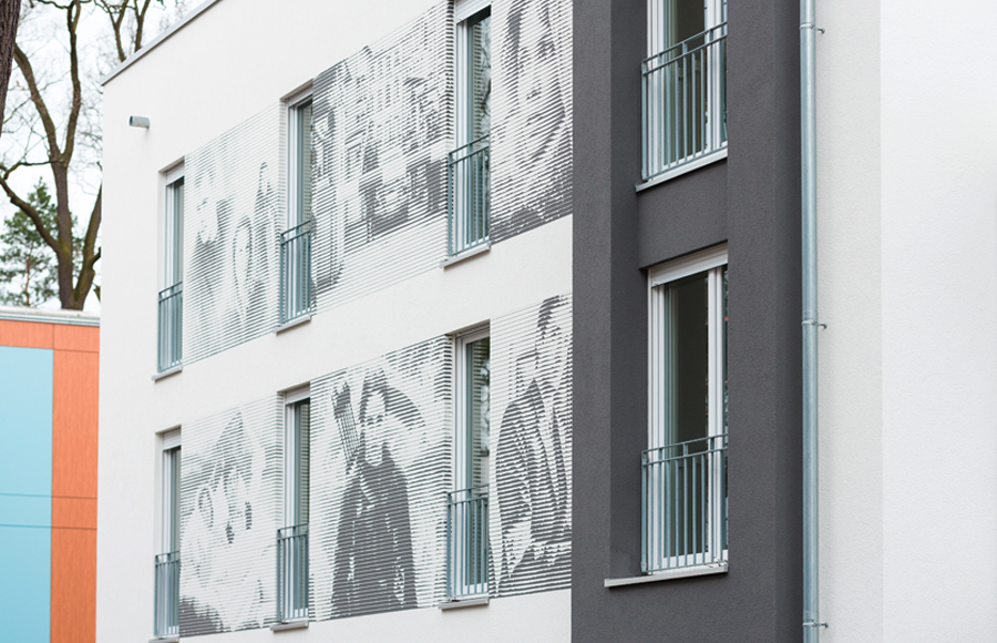 Campus am Filmpark - Nahaufnahme einer mit 6 Filmszenen gestalteten Fassade, vom Künstler handbemalt