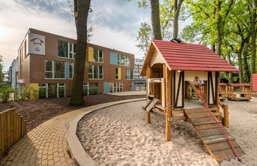 Kindergarten am Filmpark - Spielplatz der Kita "Ole Lukoie" mit Blick auf das Kita-Gebäude