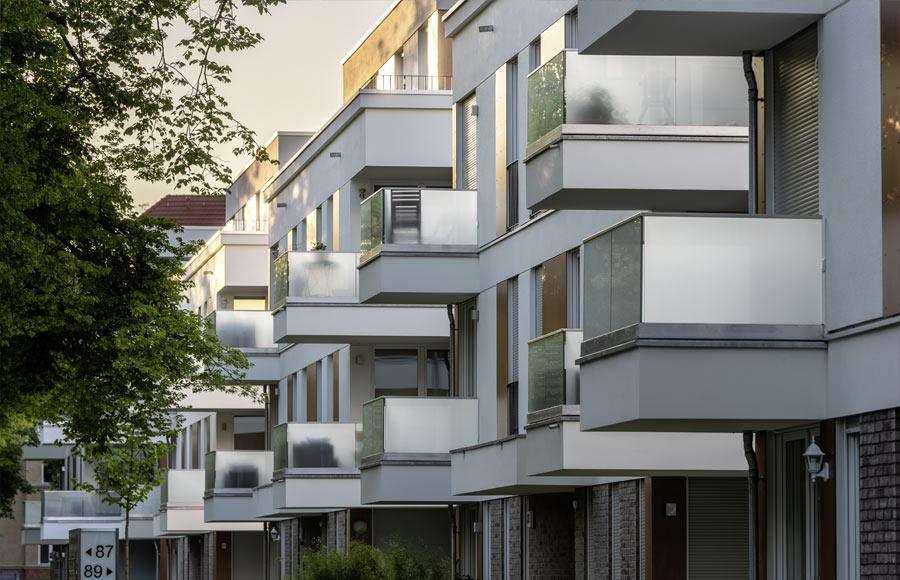 Villen am Filmpark Babelsberg - Schrägansicht der Fassaden mehrerer Stadtvillen mit großen Balkonen