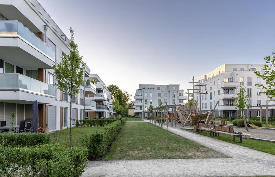 Villen am Filmpark Babelsberg - Blick auf den von den Stadtvillen eingerahmten Innenhof mit großem Kinderspielplatz