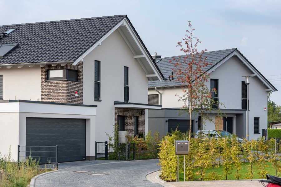 Grüne Aue Biesdorf Blick auf 2 moderne Einfamilienhäuser mit Garagenund Vorgärten