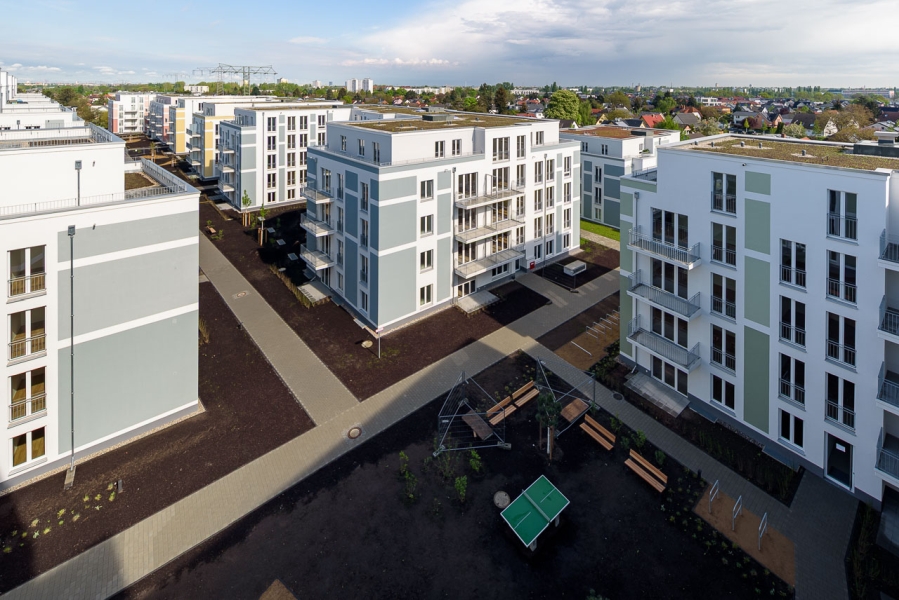 Neues Wohnen am Eisenhutweg, Berlin-Adlershof, Innenhof mit Sportgeräten