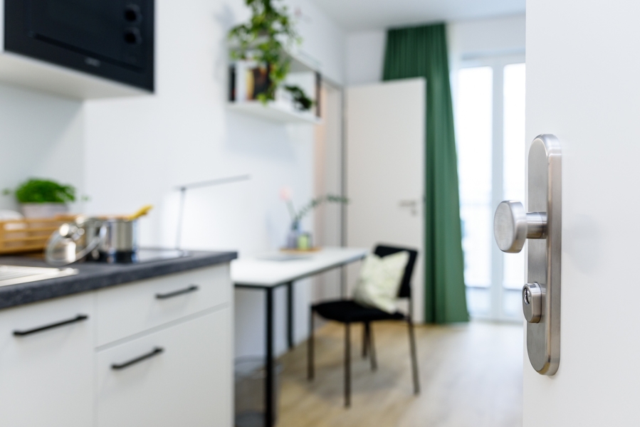 Tür zu möbliertem Apartment