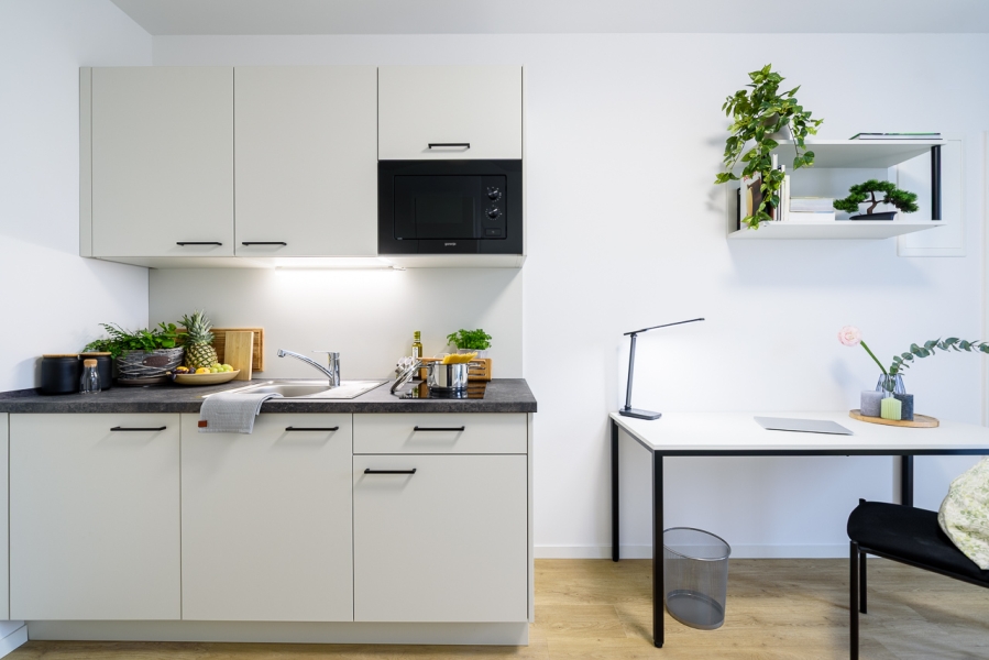 Küche und Arbeitsplatz im Apartmentshaus Babelsberg