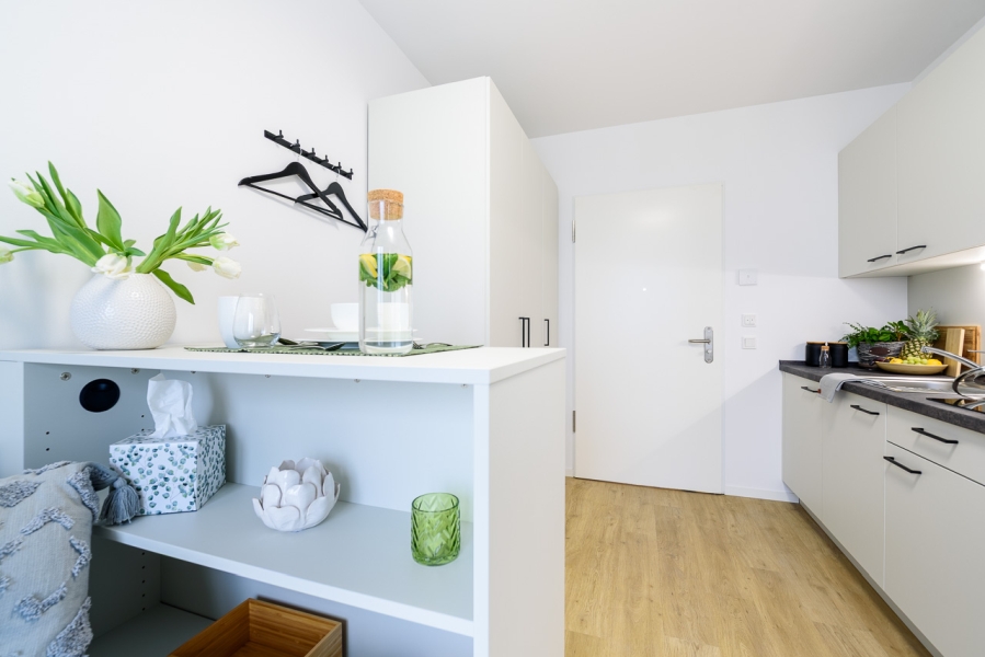 Eingangs- und Küchenbereich möbliertes Studentenapartment