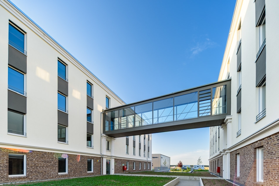 Verbindungsbrücke zwischen zwei Bürogebäuden