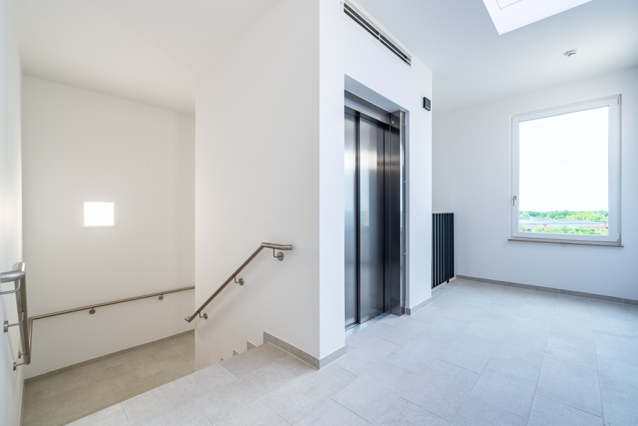 Aufgang mit Treppe und Fahrstuhl