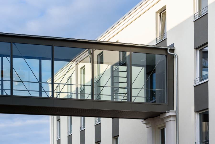 Detail einer Verbindungsbrücke zwischen zwei Bürogebäuden