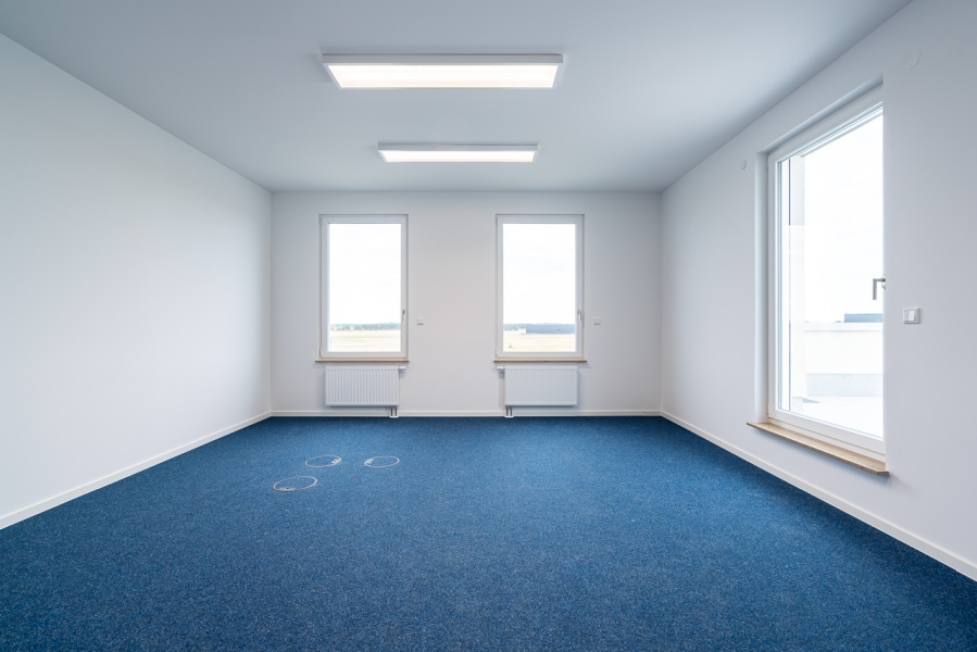 Büro mit blauem Teppichboden