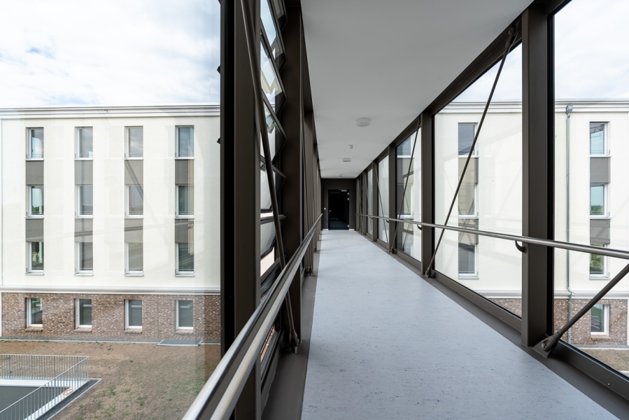 Innenansicht Verbindungsbrücke zwischen zwei Bürogebäuden