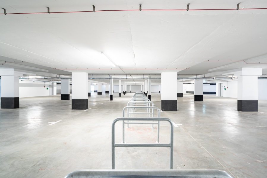 Tiefgarage unter den drei Bürogebäuden am Flugplatz Strausberg