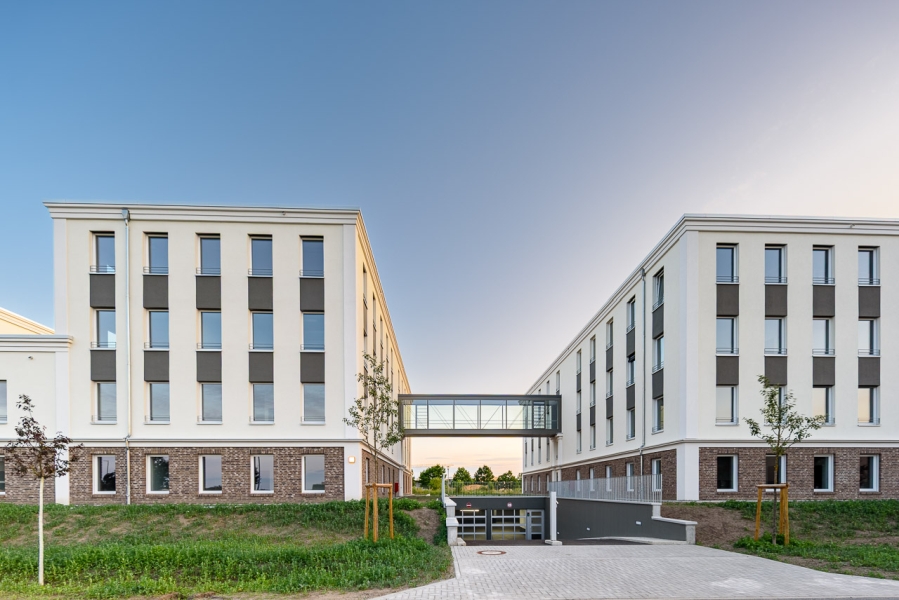 Verbindungsbrücke und Tiefgarageneinfahrt zwischen zwei Bürogebäuden