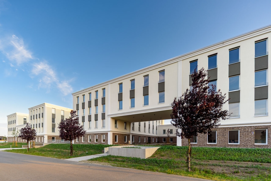 Zwei der drei Bürogebäude am Flugplatz Strausberg