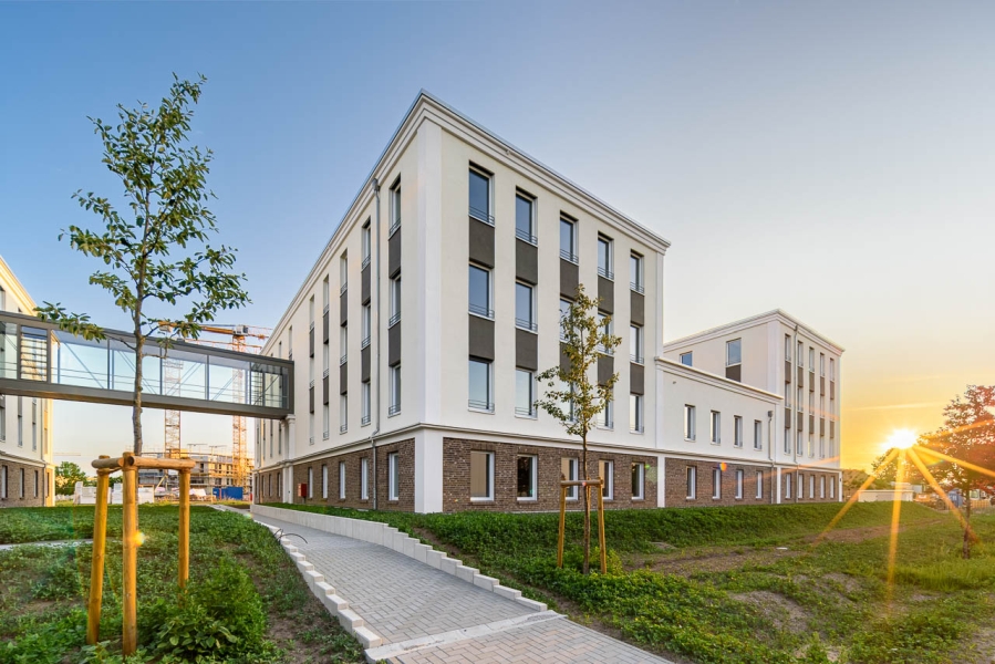 Verbindungsbrücke zwischen zwei der drei Bürogebäude