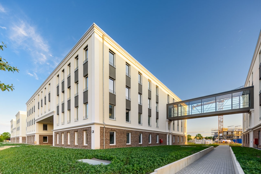 Verbindungsbrücke zwischen zwei Bürogebäuden