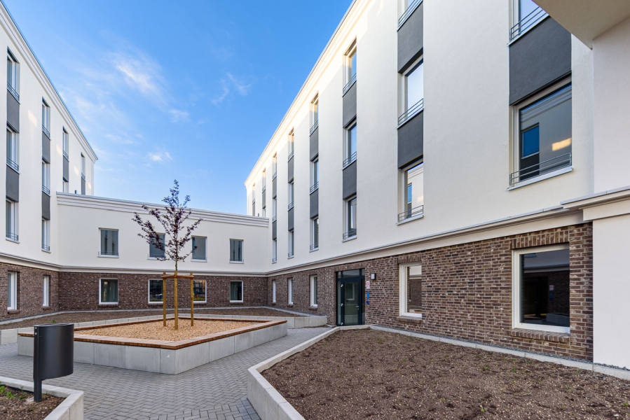 Innenhof zwischen zwei Bürogebäuden