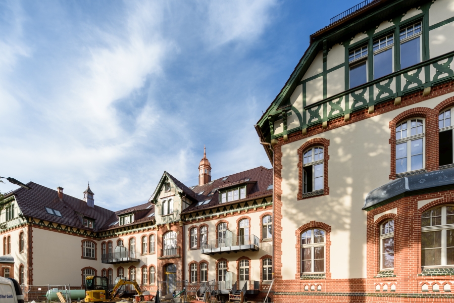 Gesamtansicht saniertes Verwaltungsgebäude