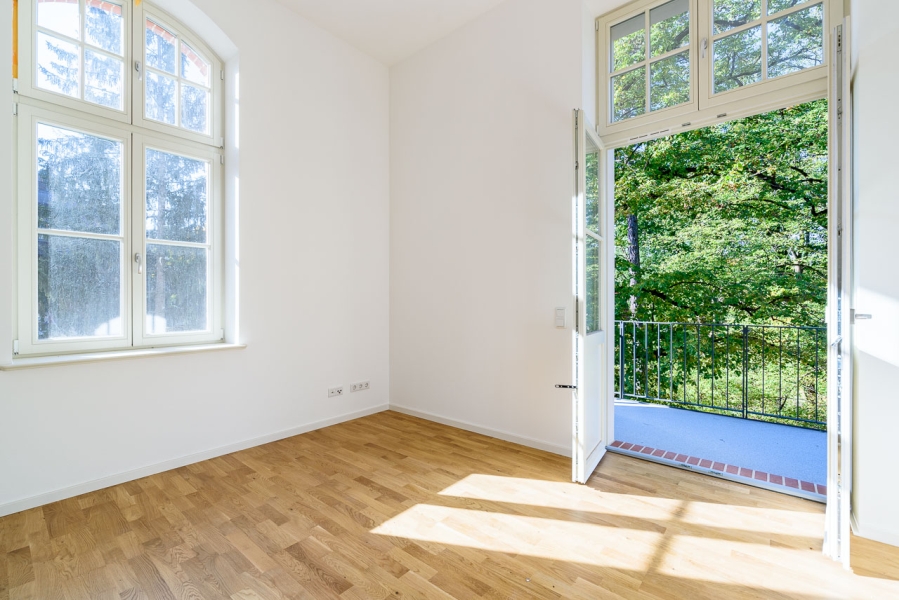 Blick aus Wohnzimmer auf Balkon in saniertem Denkmal
