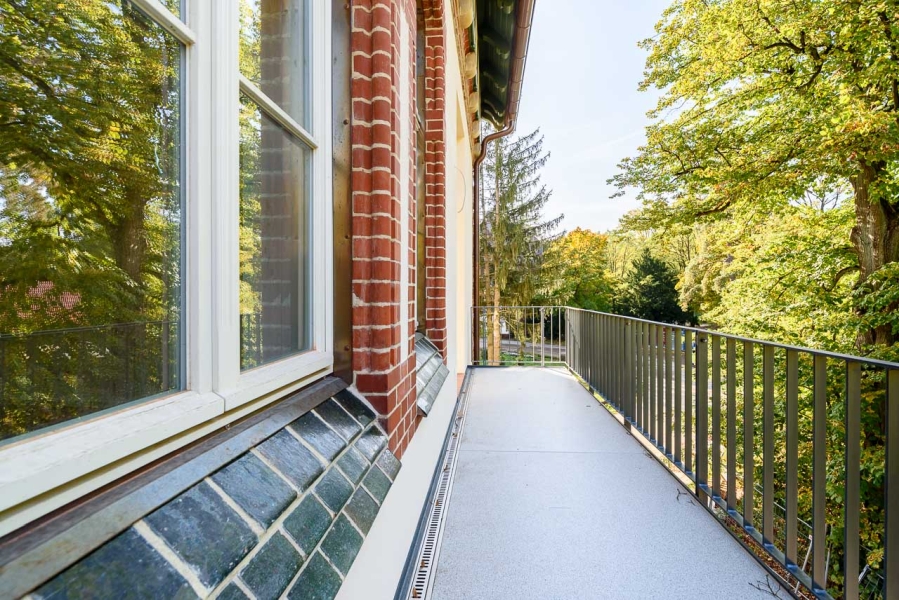 Balkon an saniertem Denkmal