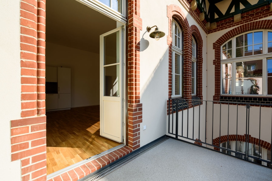 Balkon und Balkontür zu Wohnung in saniertem Denkmal