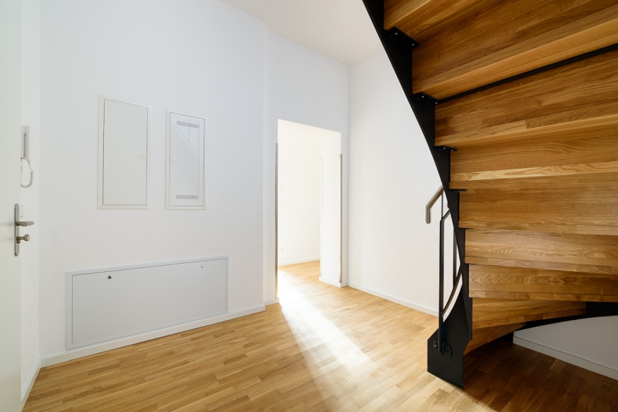 Flur und Treppe einer Maisonettewohnung in saniertem Denkmal