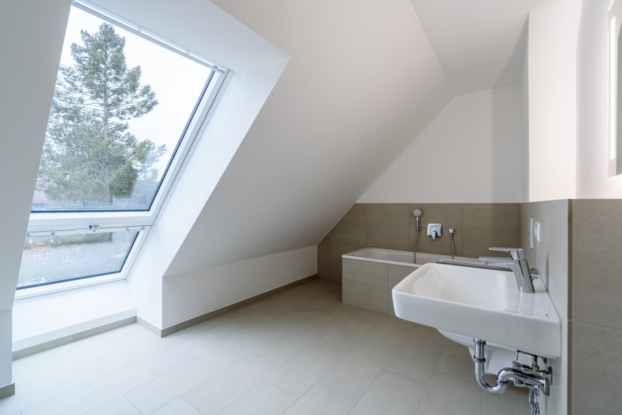 Badezimmer mit Aussicht in saniertem Denkmal