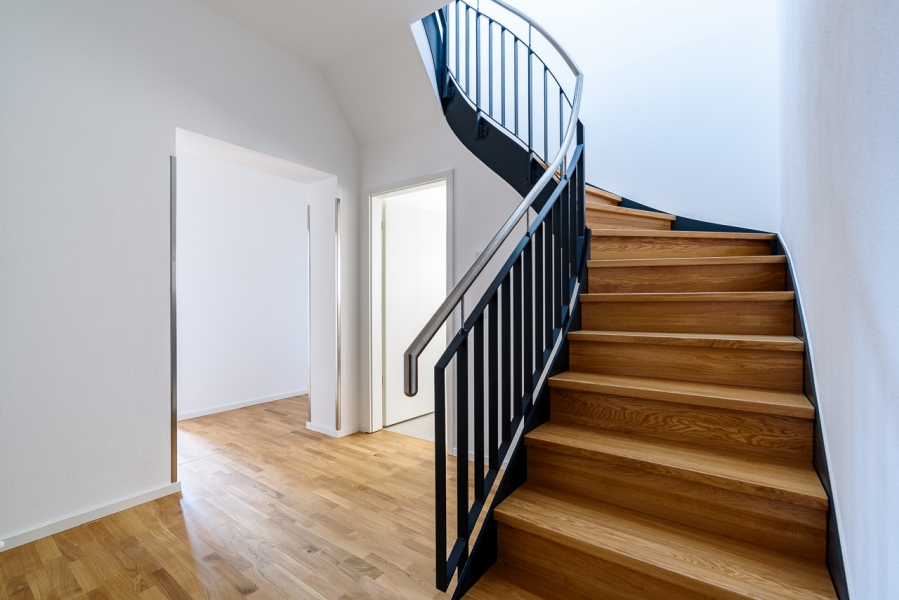 Treppe einer Maisonettewohnung in saniertem Denkmal